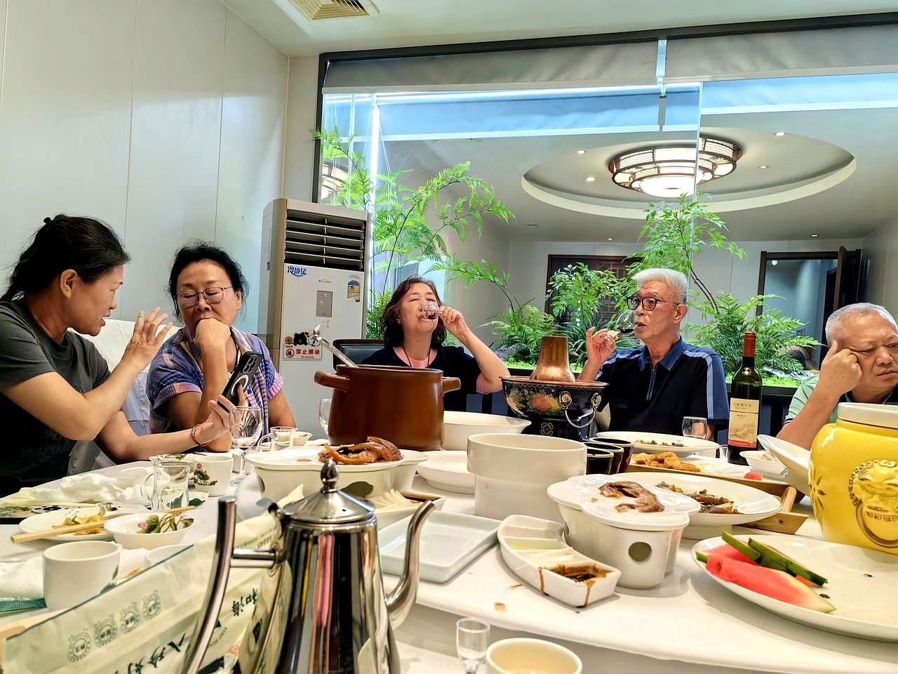 昨天午后两点半，石家庄的病房门一推开，98岁的妈妈笑出了声。
江西来的表哥夫妻，