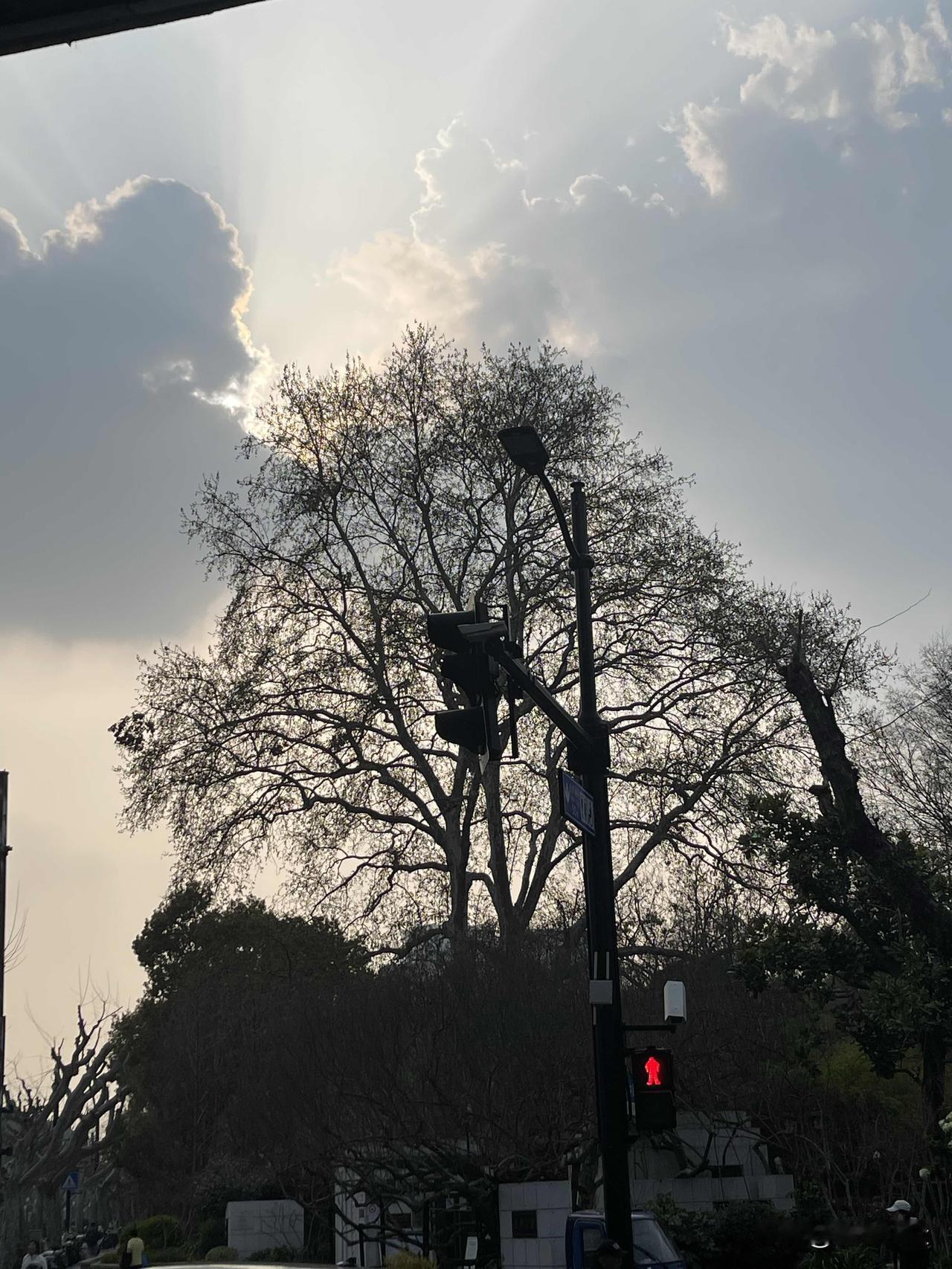 有些人注定是越走离的越远。

昨天晚上看见微信上有一条留言：
“你没XX了”。