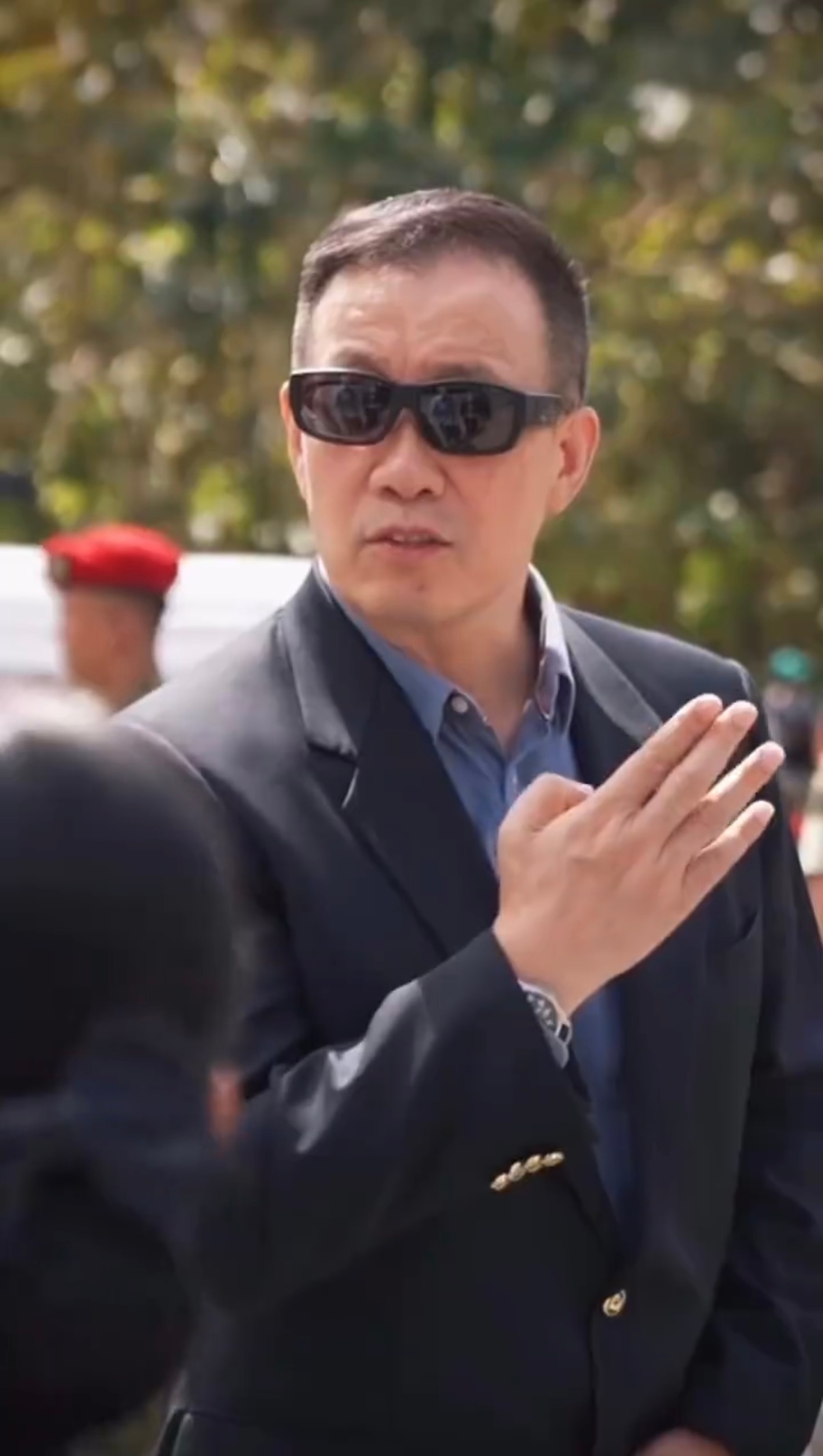 哈哈哈哈哈哈哈哈哈哈 这大胖手指头 哈哈哈哈哈哈哈哈哈哈 我是你迷妹来的  我是
