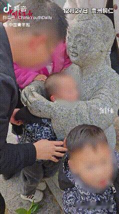 太调皮了！贵州铜仁，家长带3岁男孩在公园玩耍，结果没有注意，孩子直接钻进了石头雕
