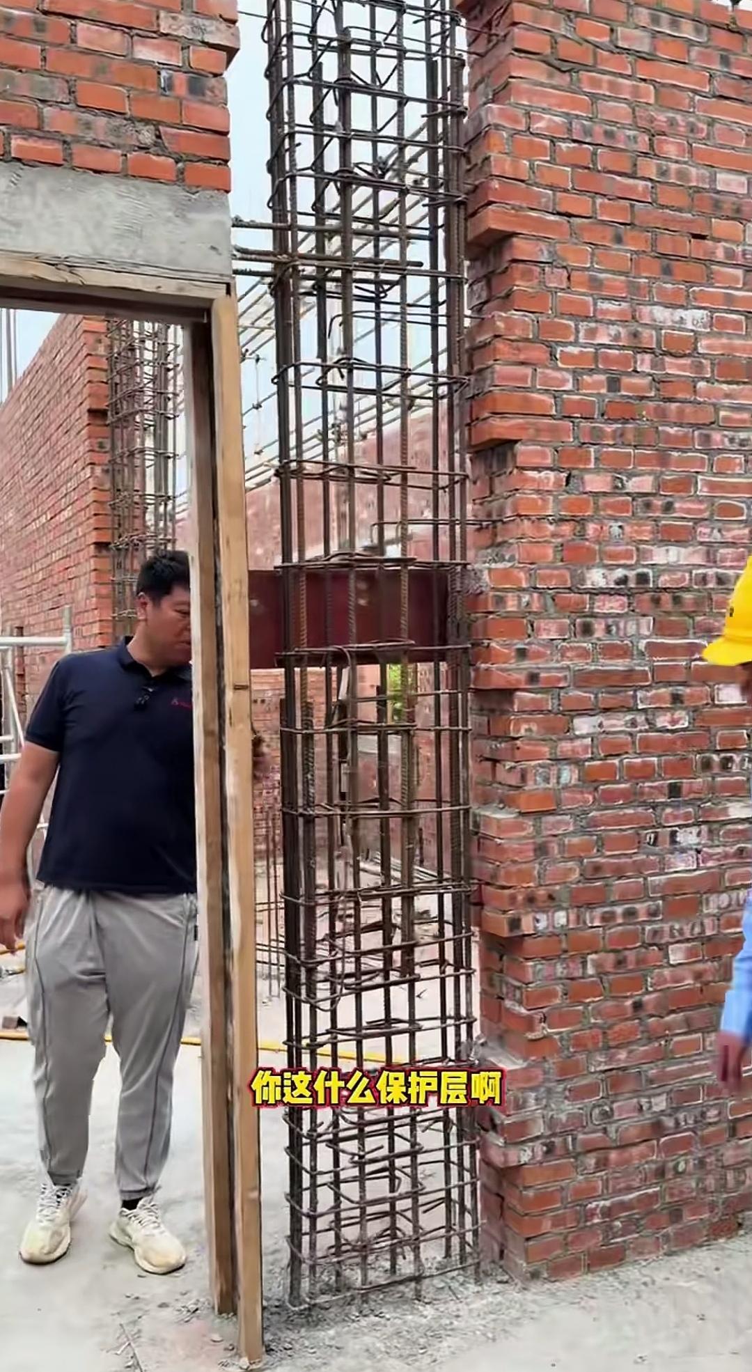 门垛构造柱又扁且配筋少，如此施工是否可靠？
墙体施工完毕后，房东对整体情况并无意