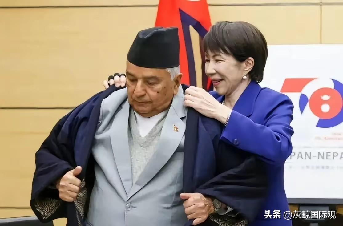 围绕中国周边的几个国家正积极向日本靠拢。它们是新加坡、菲律宾、印尼、越南和印度，