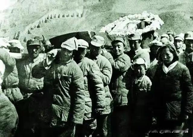 在毛主席一生中，曾经为一位战友亲自抬棺下葬，他也成为唯一一位接受毛主席如此之高礼