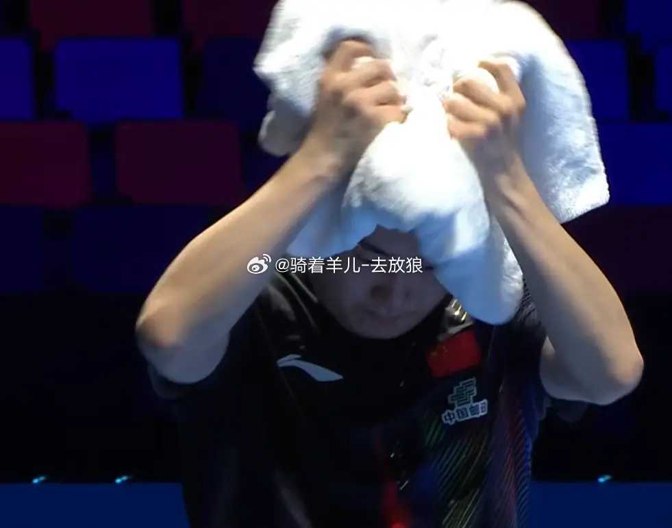 被压着打！关键球出现失误！梁靖崑2-3不敌西福恩特斯！国乒澳门世界杯首场失利 澳