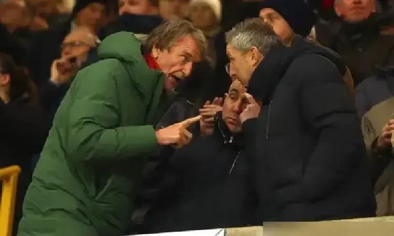 曼联这出宫斗戏，看得我直摇头。
 
刚4-1赢了狼队，阿莫林的帅位反而更烫屁股了