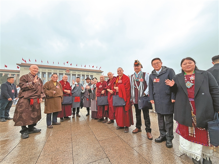 策马扬鞭启新程 同心筑梦向未来--住藏全国政协委员出席全国政协十四届四次会议开幕会侧记