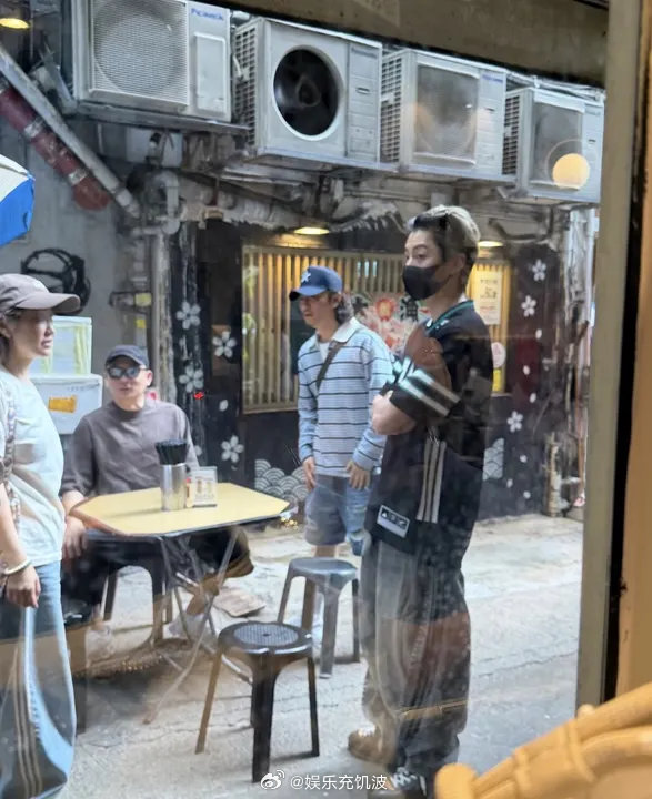 香港街头偶遇王鹤棣香港街头偶遇王鹤棣🈶，这是在小吃街吧！香港小吃街偶遇王鹤棣好