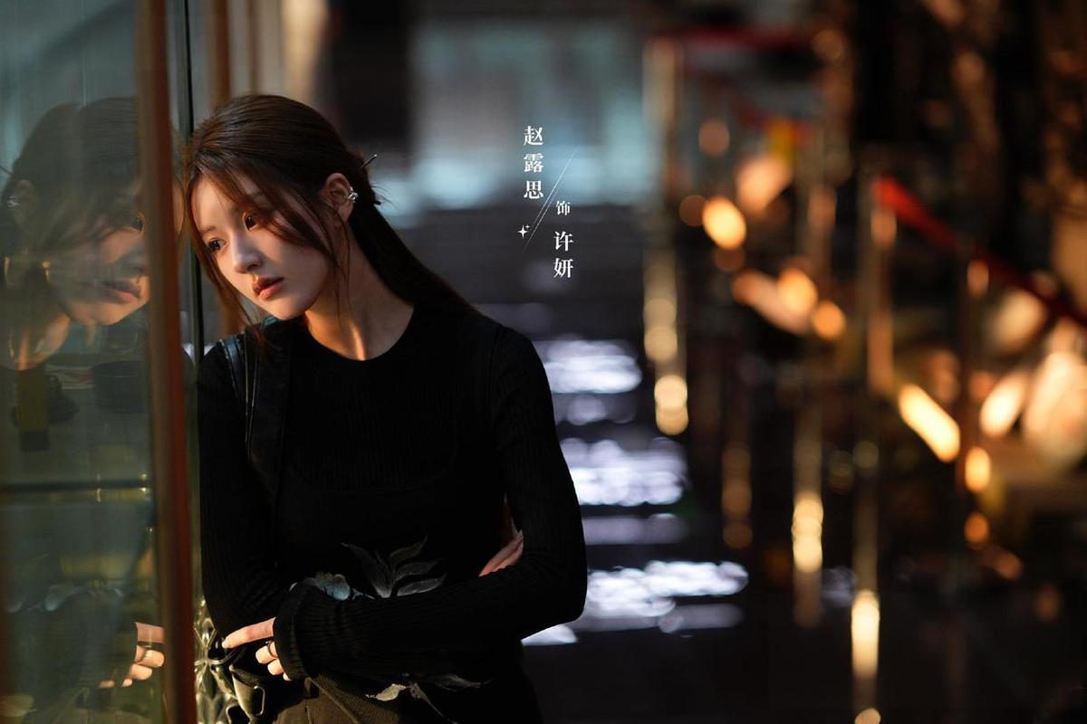 上联：亭台楼阁伴荷花
下联：窗栏槛榭依丽人