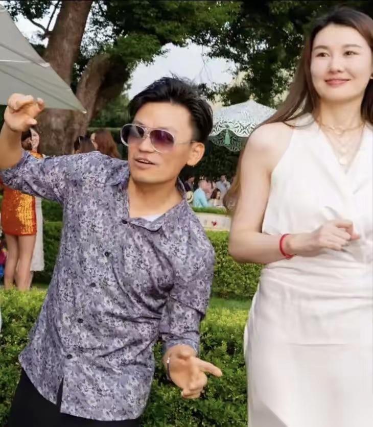 王宝强这个人，
我真的看不懂了，
和女友冯清在一起8年，见过家长，咋就拖着不结婚