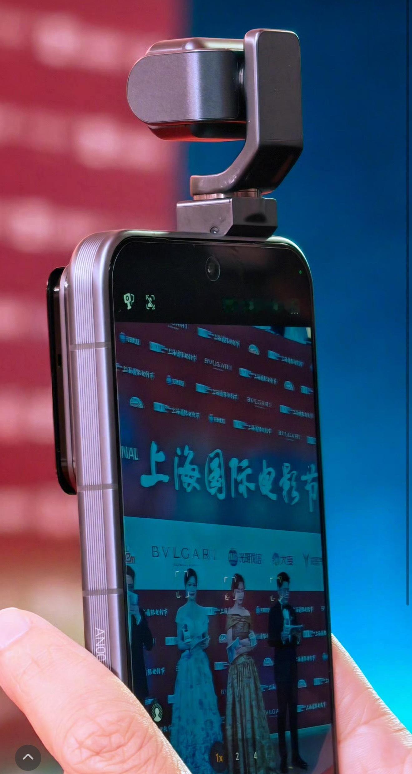 荣耀Robot Phone实机在上海国际电影节露出了放大看官方物料图，除了全新的