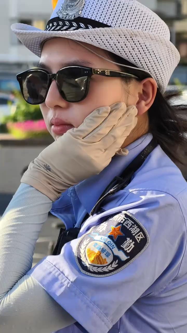 杭州这几天一直高温不退 华倩警官摸了摸自己滚烫的脸，依旧坚持在岗位上，真的特别热