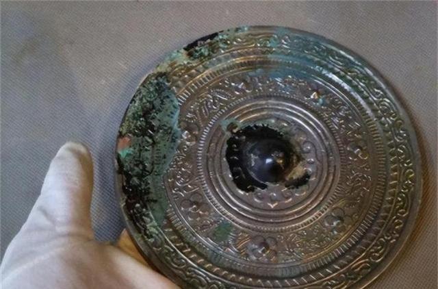 1982年，一位农民向 上海 来的几名专家炫耀道：“俺家有面照妖镜，是祖上传来的