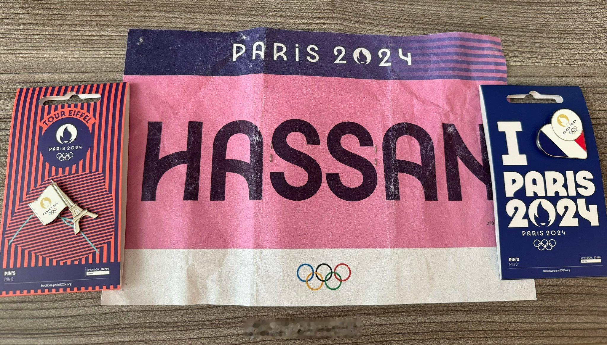 一名体育爱好者得到了 Sifan Hassan 哈桑的巴黎奥运会马拉松号码布。你
