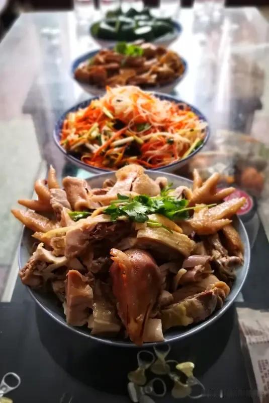 它是用当地新鲜的食材精心制作而成，每一口都饱含着家乡的味道。小时候，每逢重要的节