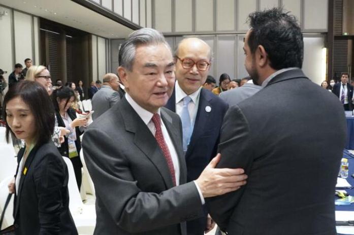 2 月 11 日，日本共同社厚着脸皮说：“昨天，日本外交官终于和王毅握手了，这是