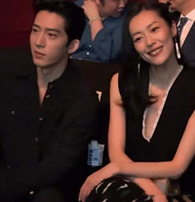 刘雯井柏然香奈儿同框，一个下意识的小动作，暴露了感情真相
