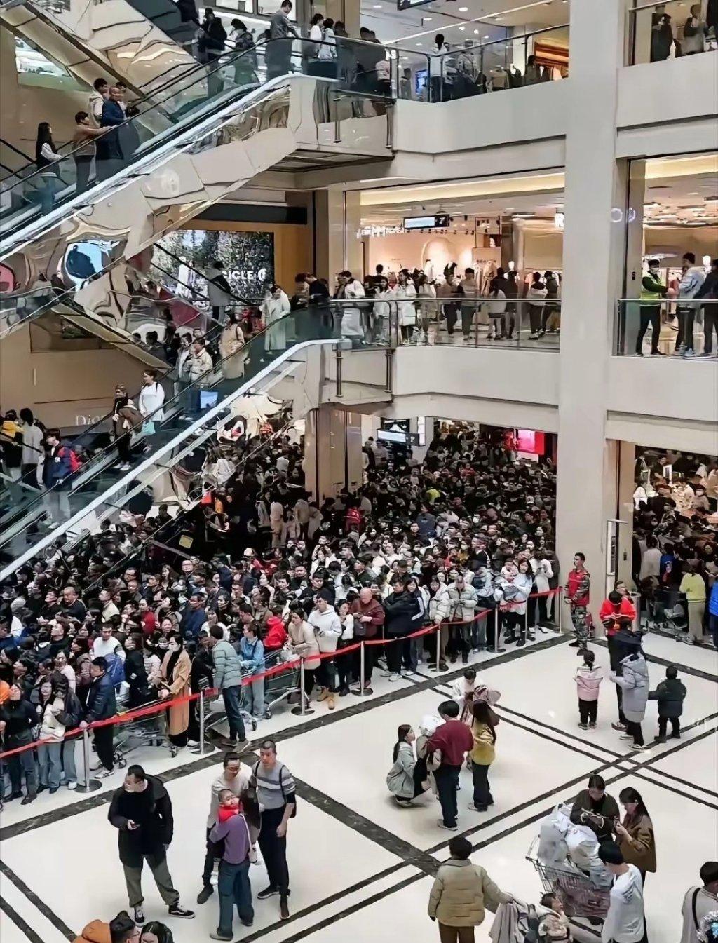 发现一些媒体黑完胖东来以后，胖东来反而更火了，收入噌噌暴增  ```. 