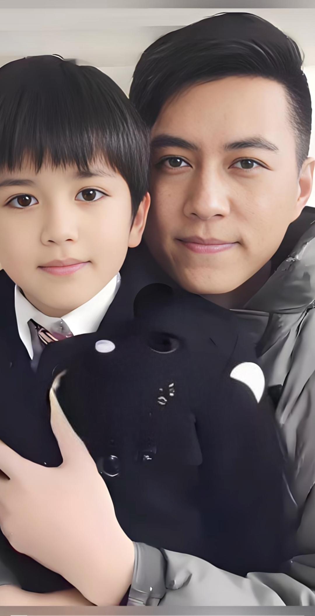 基因的强大是让我们很难理解的，然而靳东的小儿子即清秀又可爱，这就遗传的是基因！基