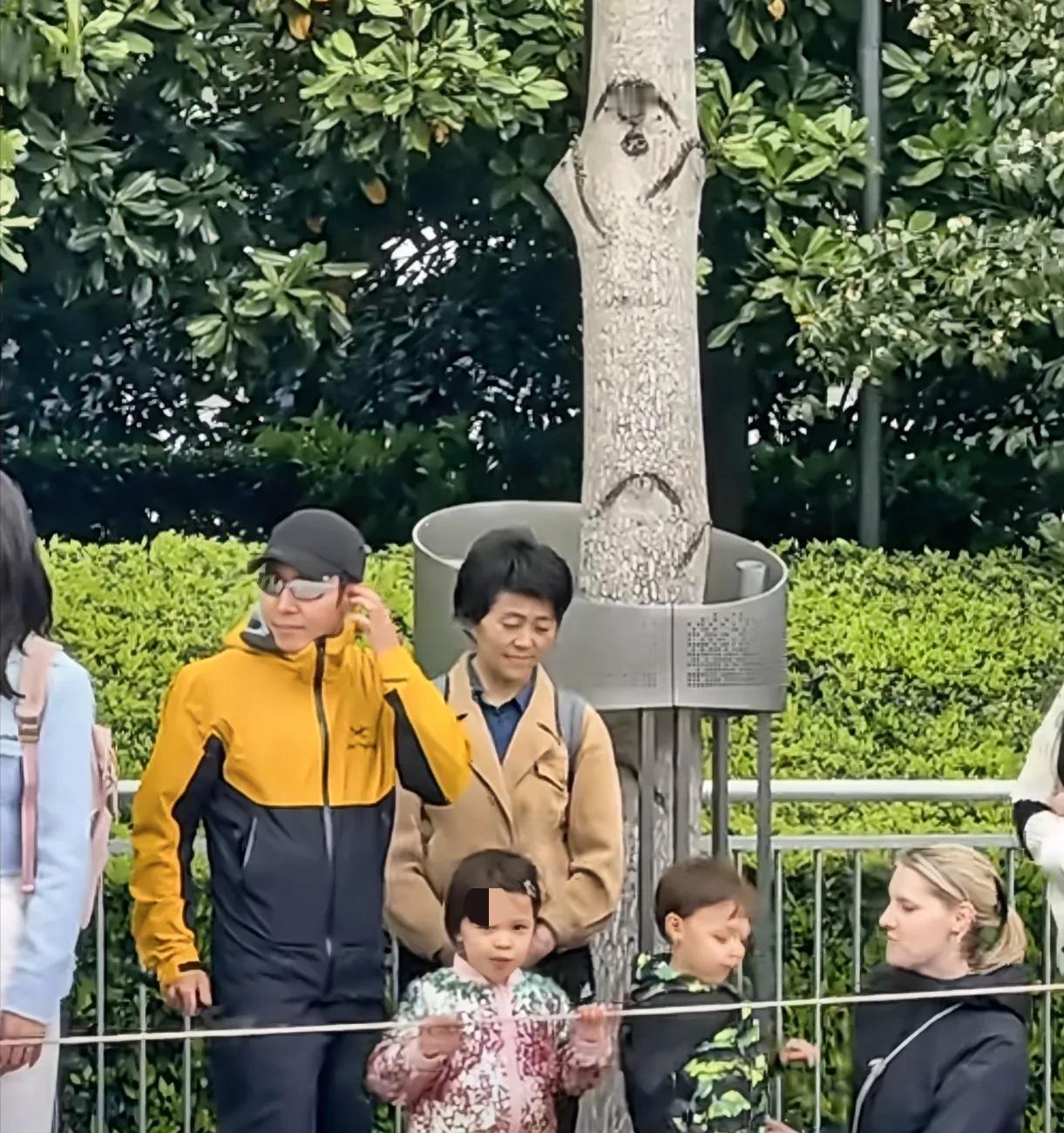 撒贝宁一家四口畅游上海迪士尼！外籍老婆一袭黑衣身材太出挑，保姆全程随行派头十足~