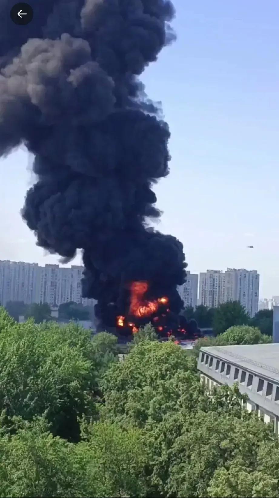 俄罗斯中央机械修理厂，火光冲天！我去，要是说环保的事，俄罗斯从去年到现在发生了那