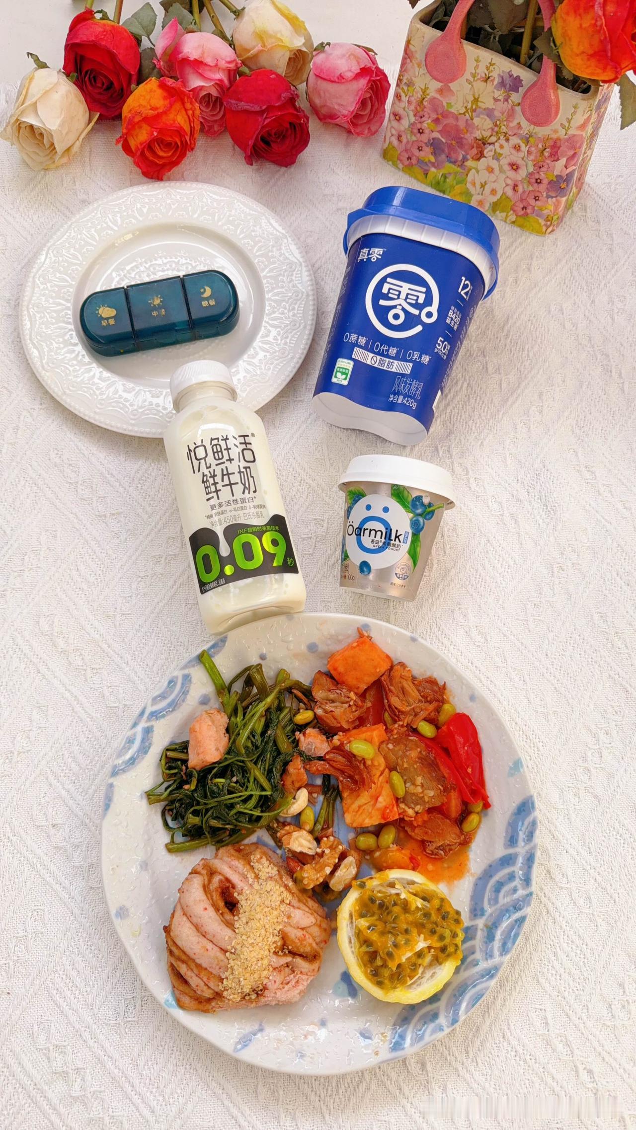一个小花卷洒小麦胚芽，空心菜，三文鱼两小块，番茄毛豆炖牛肉豆腐，黄金百香果。悦鲜