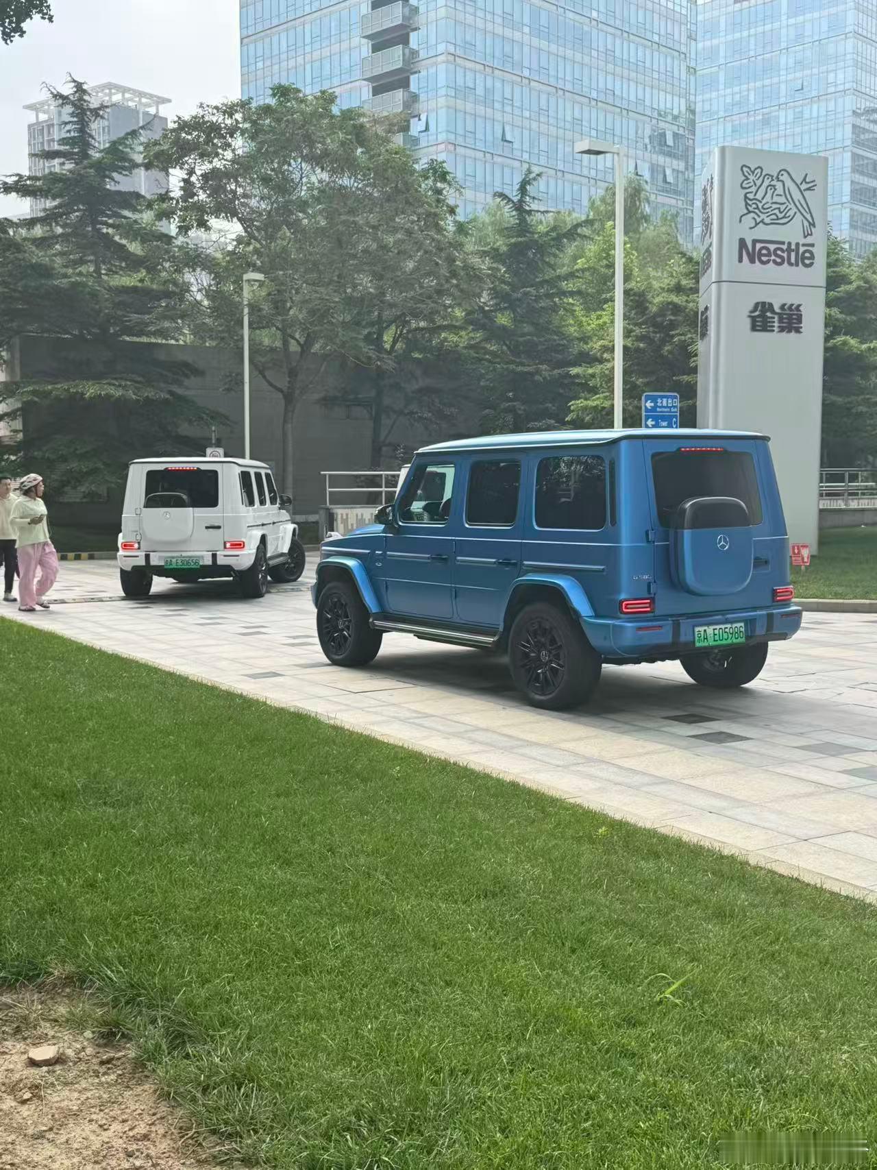 利星行奔驰又来了三辆新能源大G这车多少钱一辆？等我基金赚1000万了，也租一天体