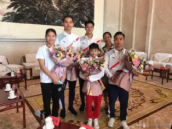 全红婵14岁和18岁对比照小娃娃慢慢变成大丫头了…… ​​​