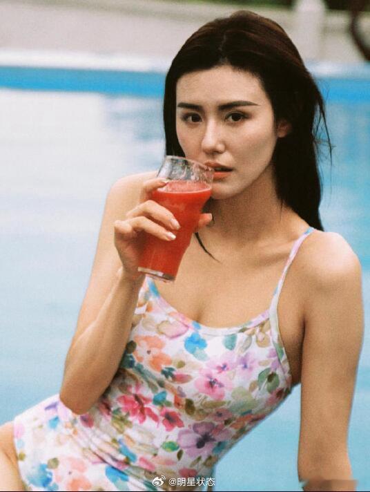 刘湘，泳装 