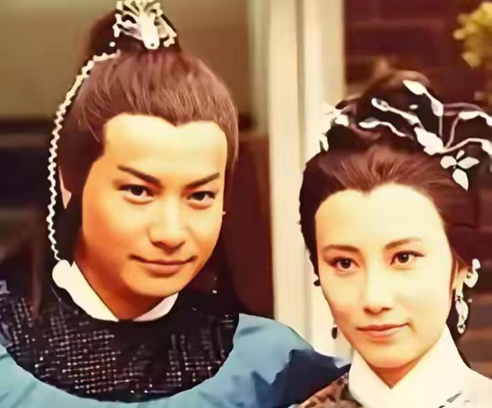 古装情侣照，甜蜜满满！大家还记得这两位人物吗？70年代的偶像。有人说他是最华丽的