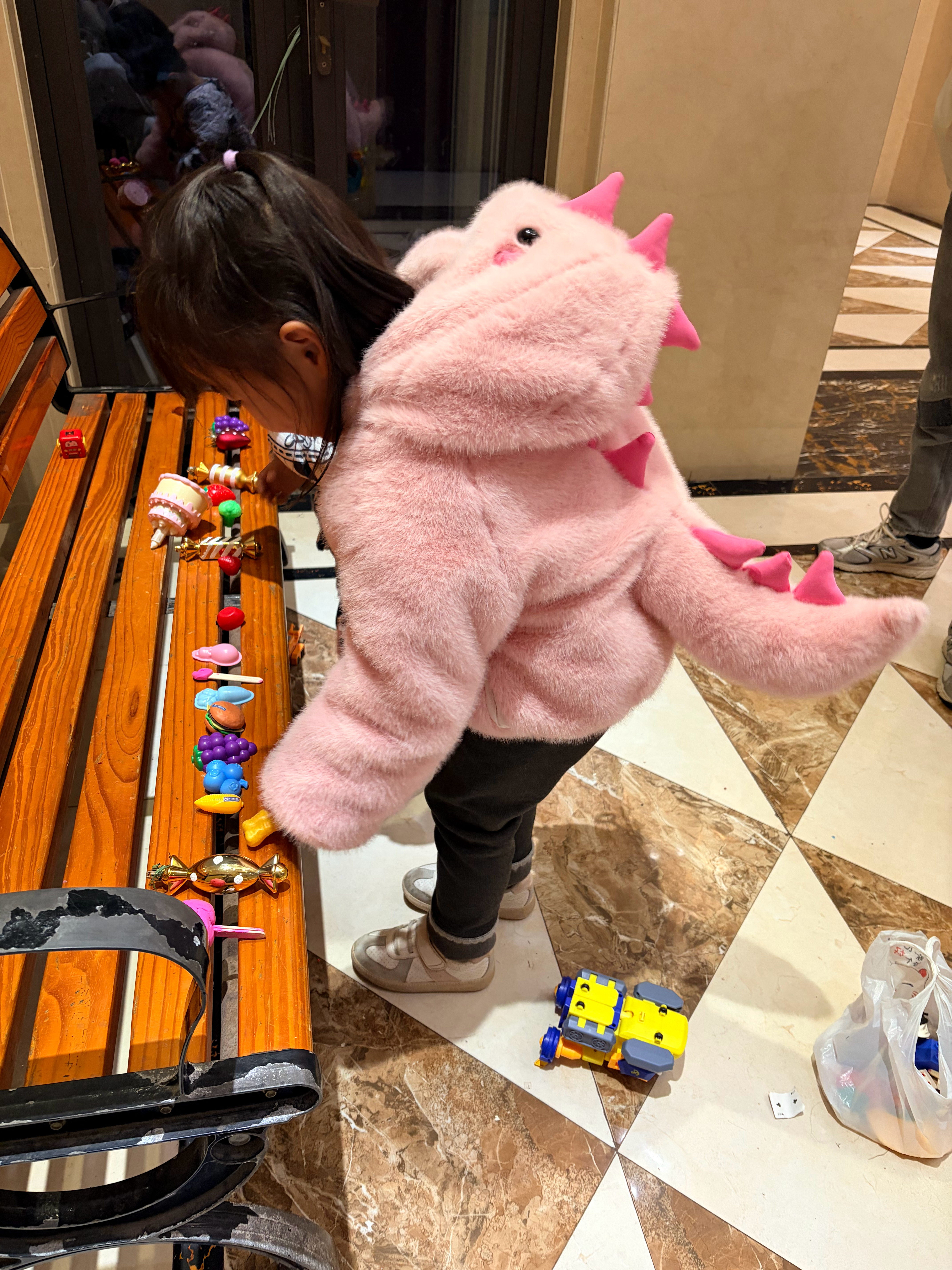 川渝暴龙具象化了，从小就培养起（我儿子同班同学，比我儿子大一圈，这图就在她背后挡