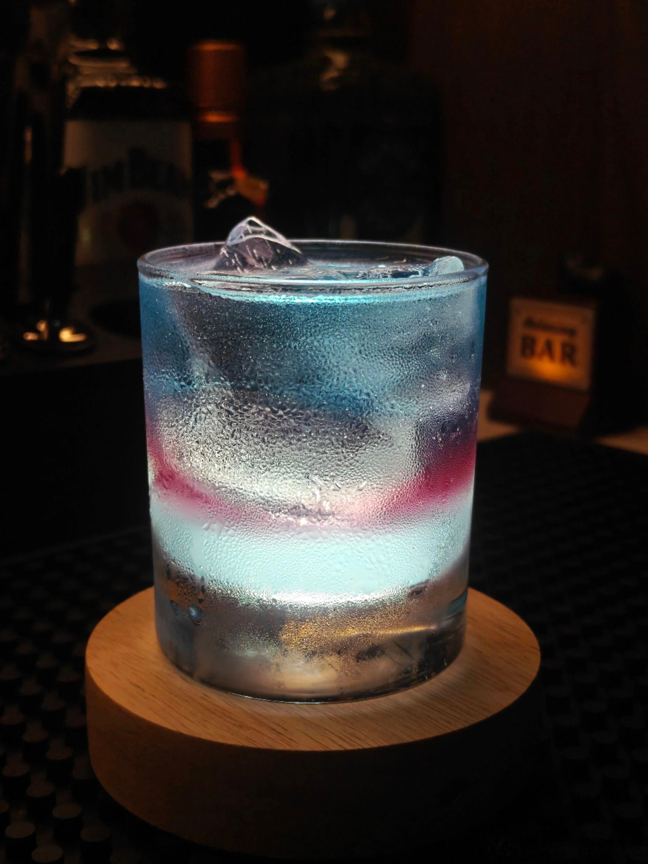 生活手记夜色浸凉，杯中酒色澄澈如碎月，万般心事皆沉于盏底。世人借酒消愁，可酒入愁