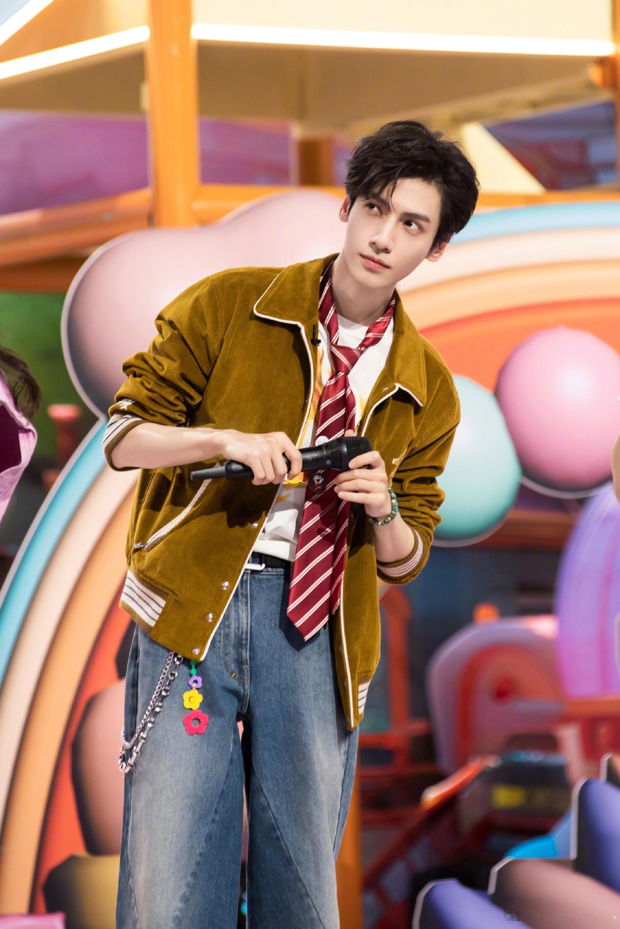 #罗云熙向车主道歉# 哥哥的幽默可能有些人get不到吧[摊手] ​​​