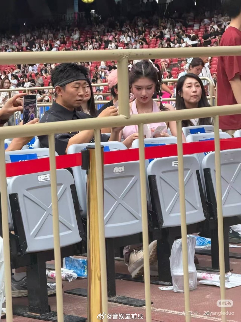 艾米首次看周董演唱会偶遇杨迪人生首场周杰伦演唱会打卡成功，现场还偶遇到了，俩人直