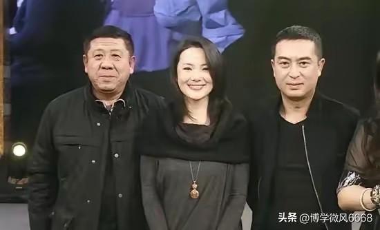 这三位明星的同框合影里，中间的是美女咏梅，她因参演电视剧《小欢喜》里的刘静而走红