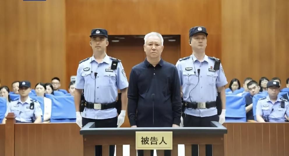 真是人生如戏，戏如人生！之前的许家印，一掷千金，威风凛凛，前赴后拥，身边都是马云