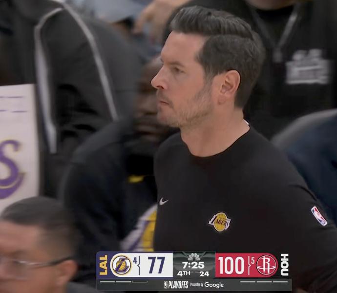 雷迪克终于换人了！

第四节7分25秒，湖人换下主力，缴械投降。

雷迪克此前讲