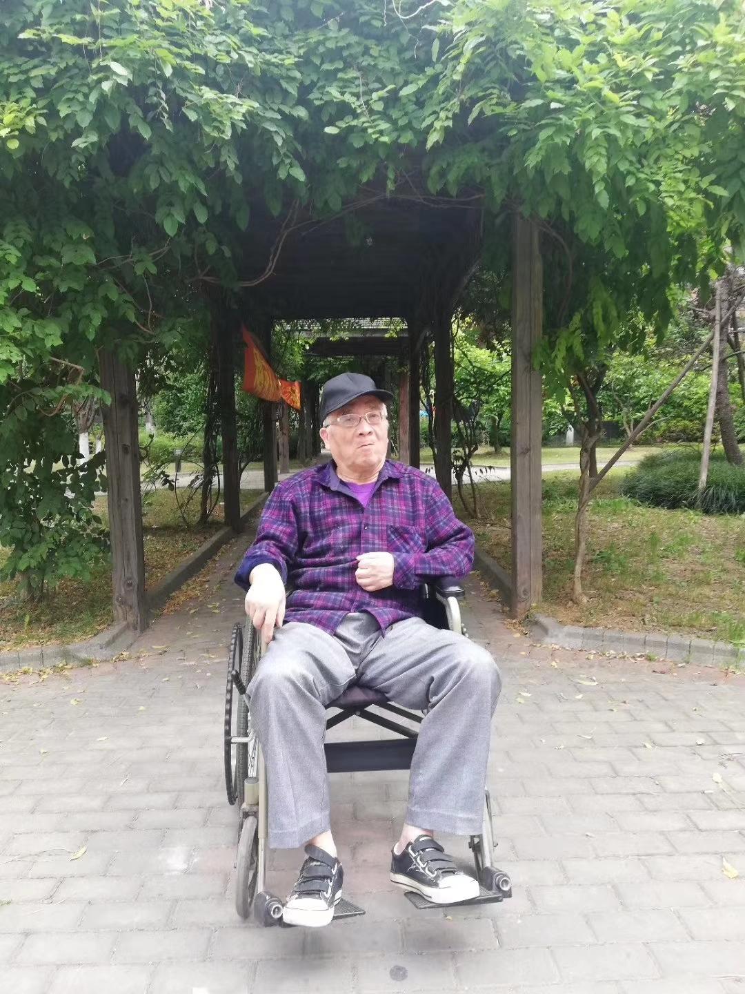 近日惊悉老同学張xx骤然离世，我内心感p叹不已。好好的一个人，说没就没了。
想想