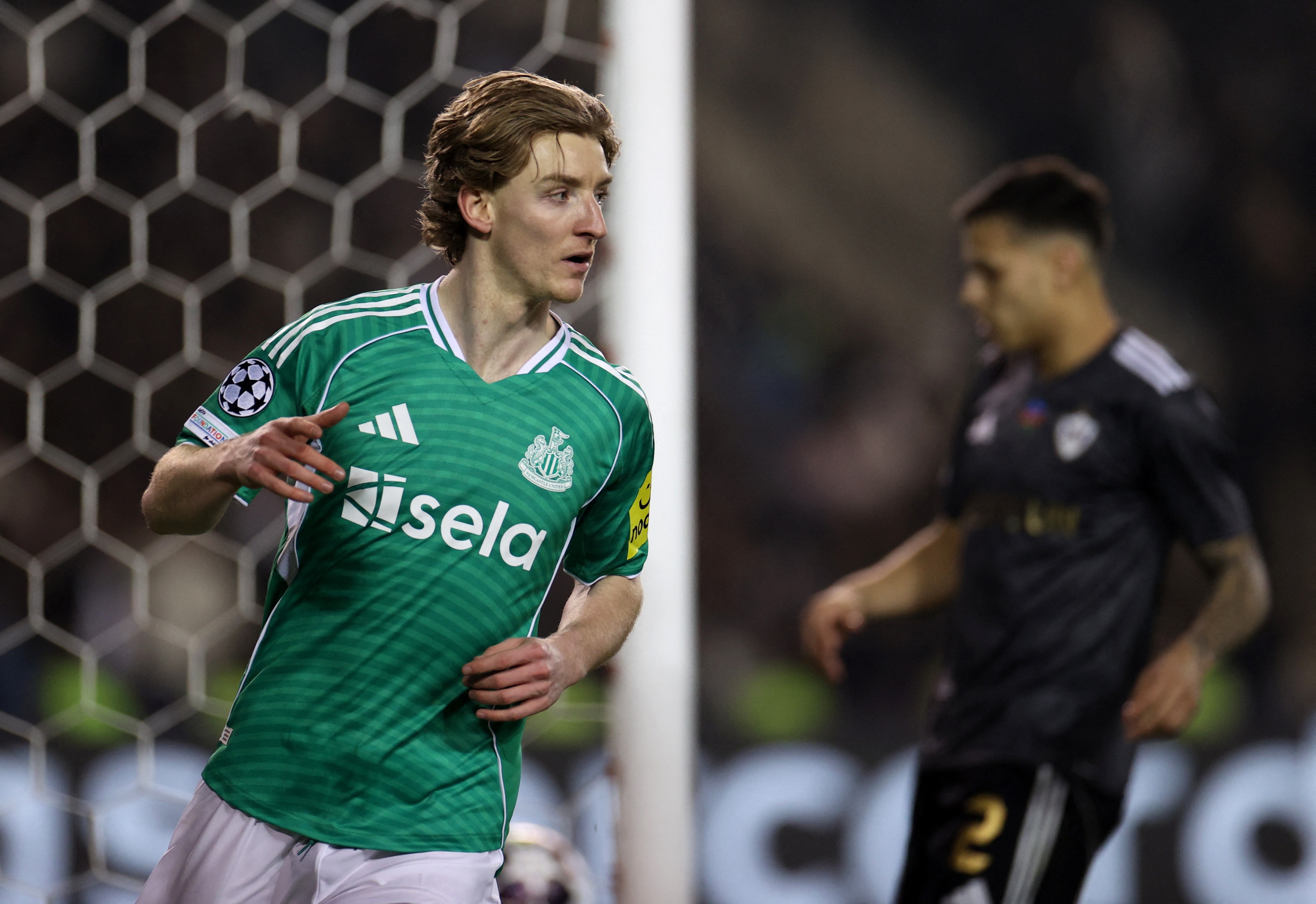 4月17日讯 《图片报》记者法尔克在播客节目“拜仁内幕”中透露了拜仁与戈登转会传