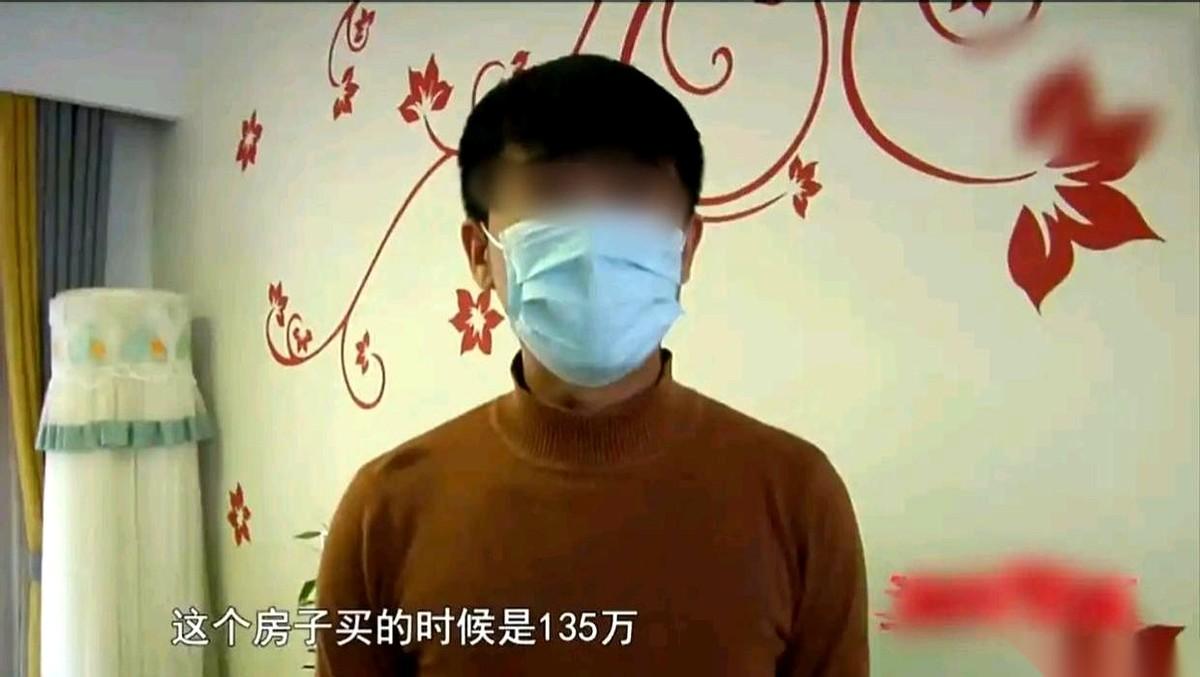 山东这套135万的房子，房产证上写着小严和他前女友两个人的名。
刚分手，前女友扭