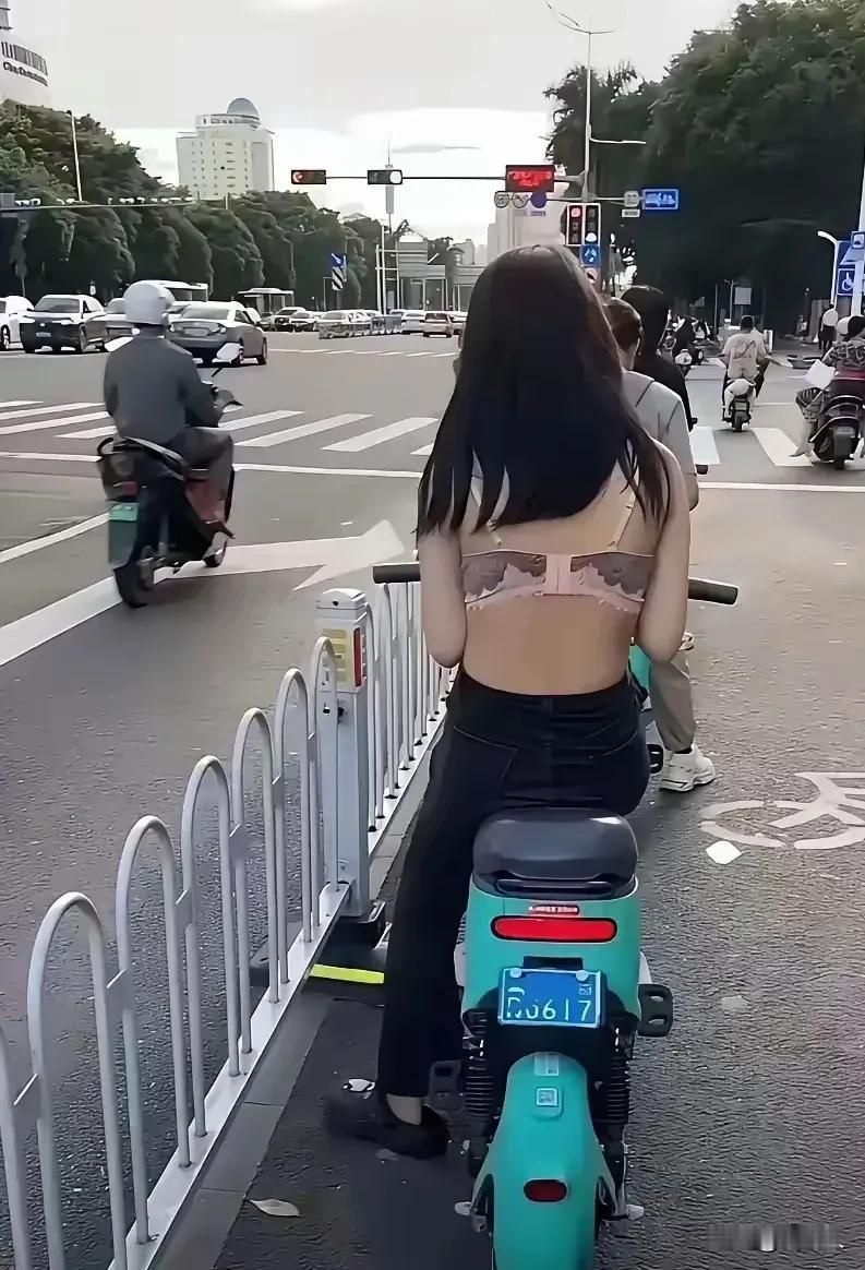 这40多度的天简直要把人烤化了，怪不得女孩们都穿得更少来求凉快。不过，穿得少不如
