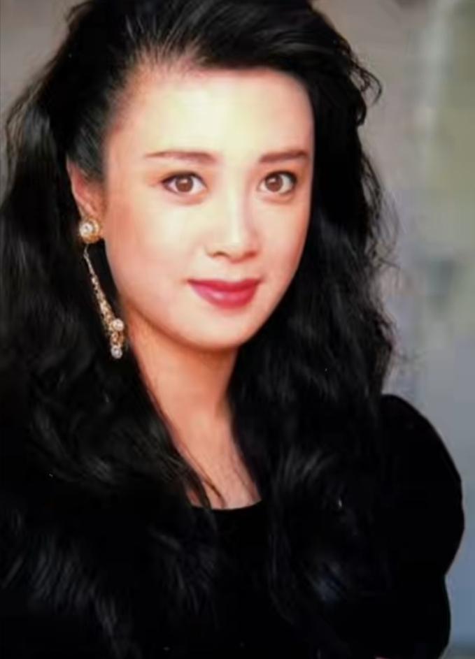 曾经惊艳全国的“最美妲己”，为何落得这般孤寂结局？
 
谁能想到荧幕上风情万种的