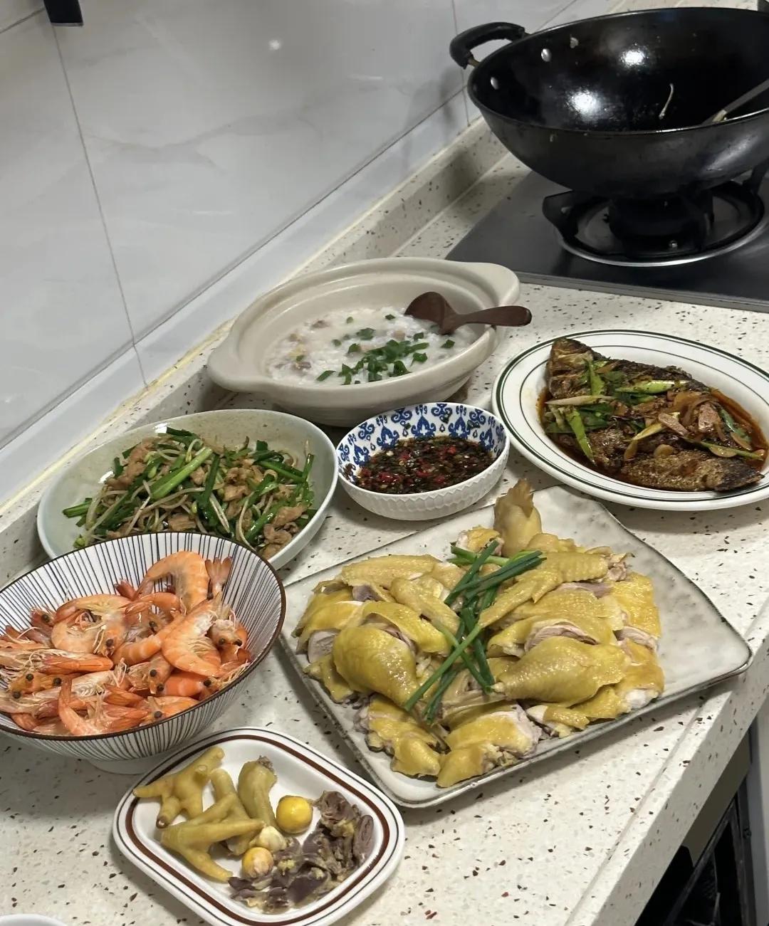经常做饭的人，一定要收藏：
 1，虾，放葱姜垫底，电磁锅开800火，慢慢煮，外放
