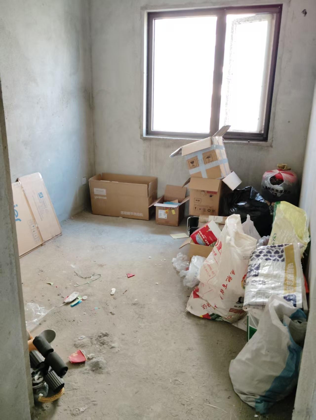 看见之后又想笑又心酸事情是这样的，我们楼下有一家业主一直没收房，今天路过这里顺道