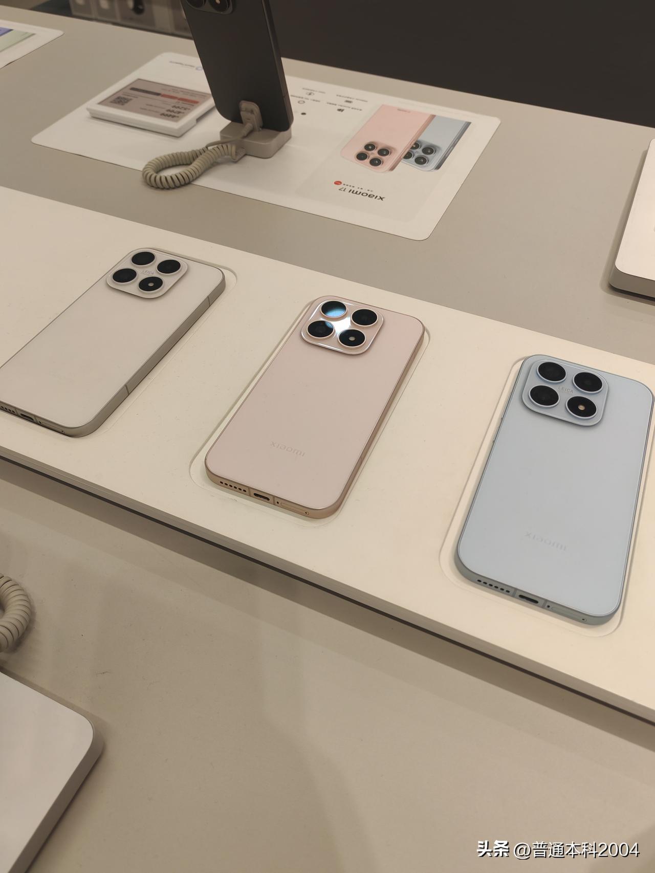 凭直觉，你第一眼觉得这是什么手机？它啥都要对标。在价格相近的情况下，消费者为何不