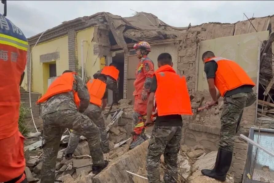 青海海西6.3级地震，武警官兵紧急救援！愿平安 青海地震