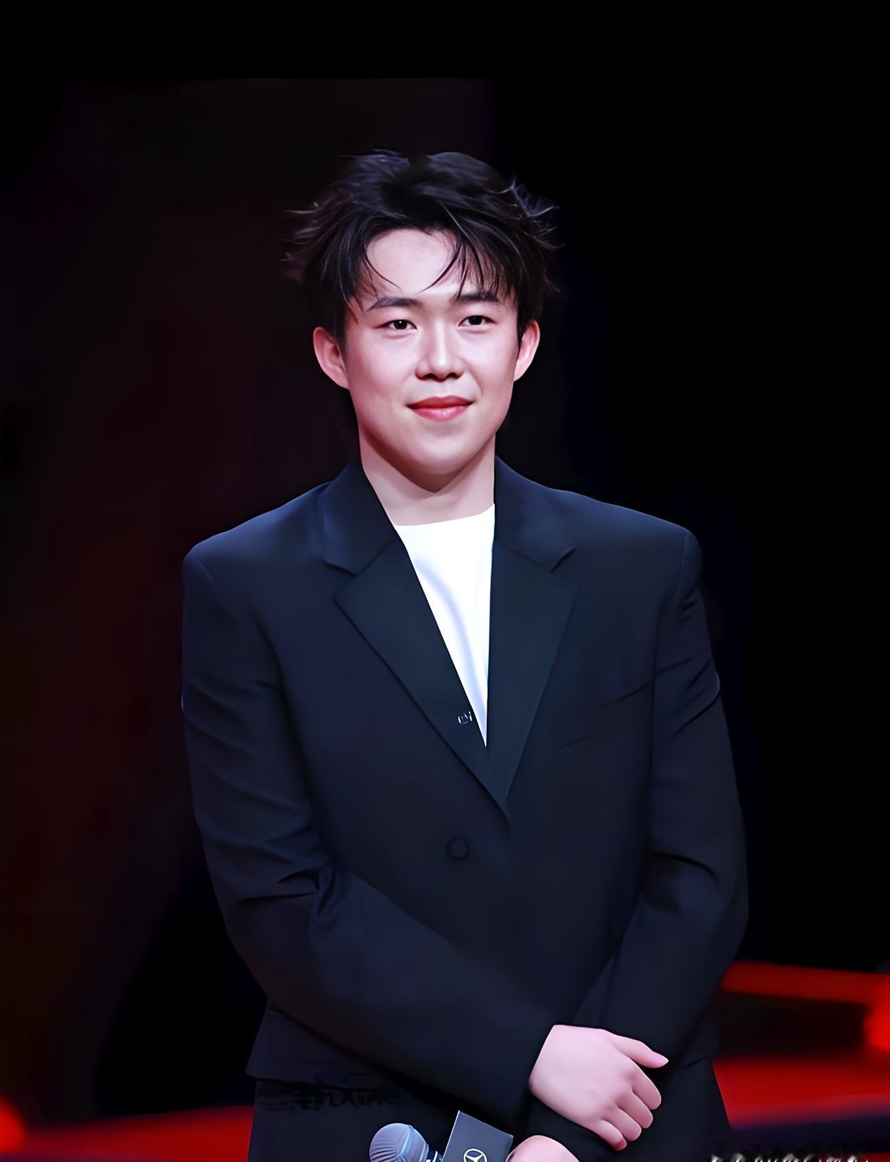 马龙坐在场边擦汗的时候  
王楚钦刚打完第三场比赛  
小伙子连球衣都没换  