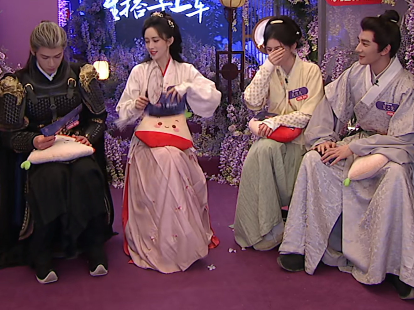 家人们，谁来管管李昀锐的内八坐姿啊，真是太有特点啦！ 