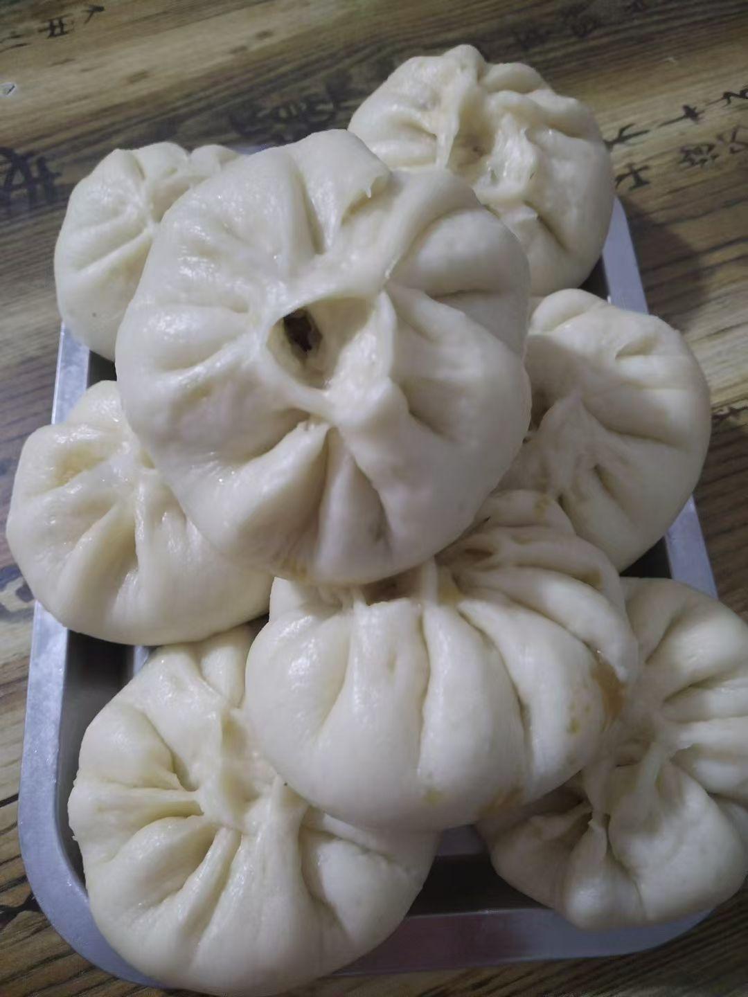 包子里的爱

晨光初透，街角蒸笼里白气腾腾，包子出笼了。那白胖的物事，捧在掌心是