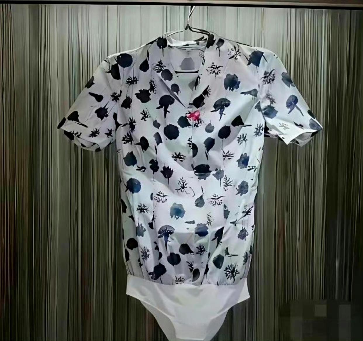 原来，为了不让衣服露出来，难为她们了。 ​​​