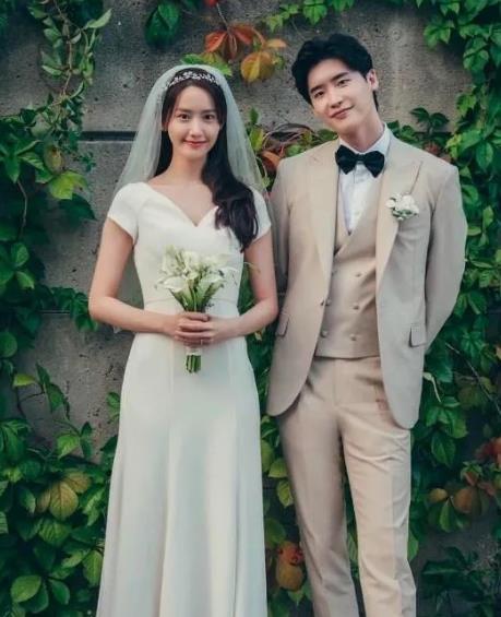 李钟硕多次向IU求婚知情人回应IU李钟硕分手 根据李钟硕和IU的身边人士透露，二